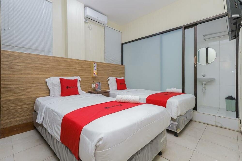 RedDoorz Twin Room