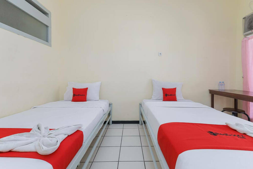RedDoorz Twin Room