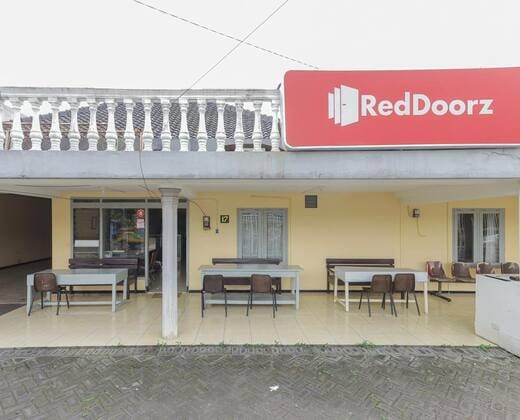 RedDoorz @ CBR Residence Blimbing