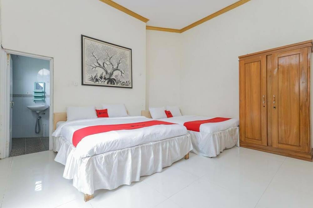 RedDoorz Family Room