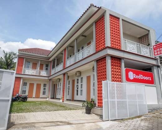 RedDoorz Syariah near Universitas Tidar Magelang
