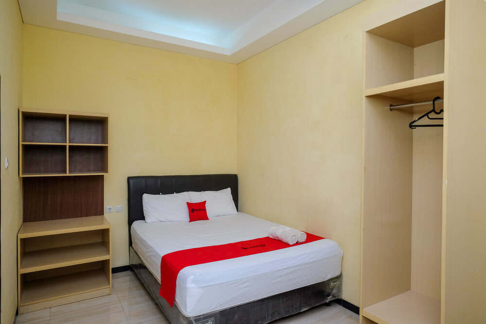 RedDoorz Deluxe Room
