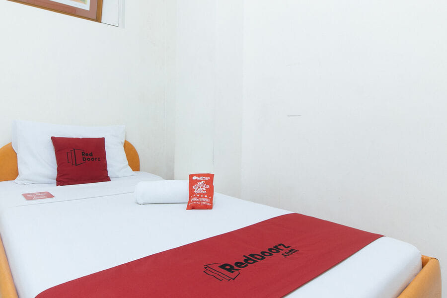 RedDoorz @ Golden Travellers Inn Antique