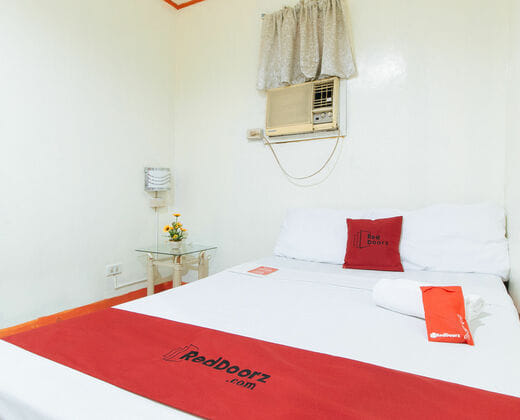 RedDoorz @ Golden Travellers Inn Antique