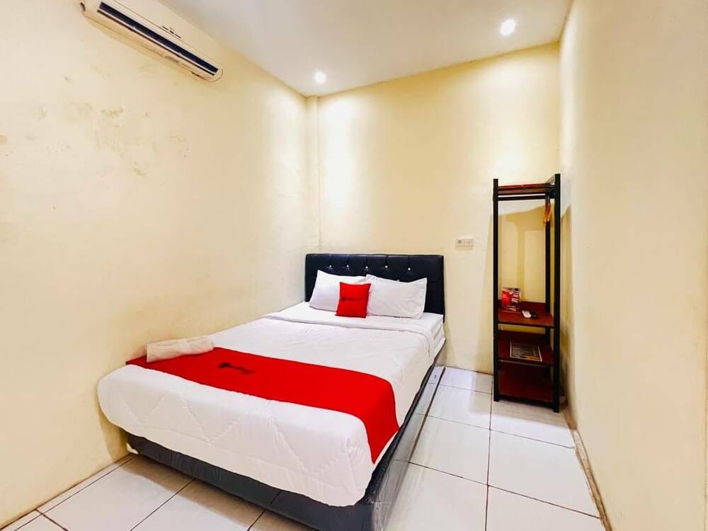 RedDoorz Deluxe Room