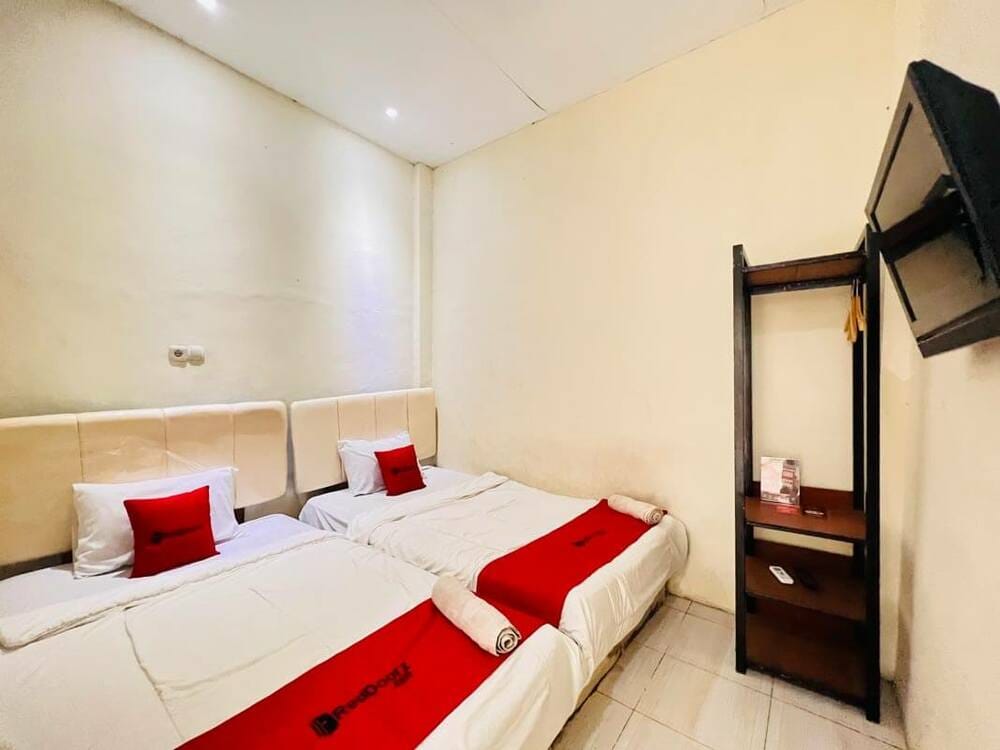 RedDoorz Twin Room
