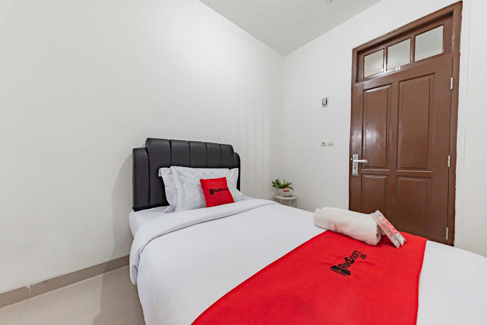 RedDoorz Single Room