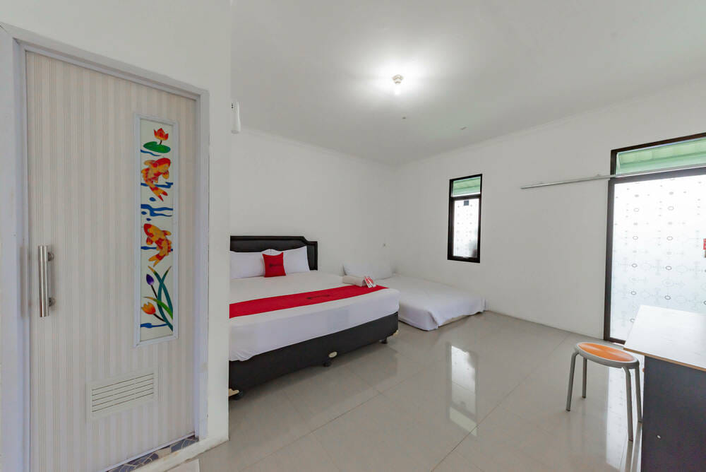 RedDoorz Family Room