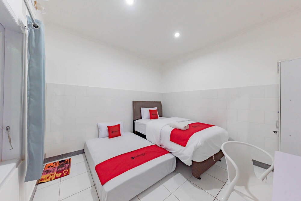 RedDoorz Twin Room
