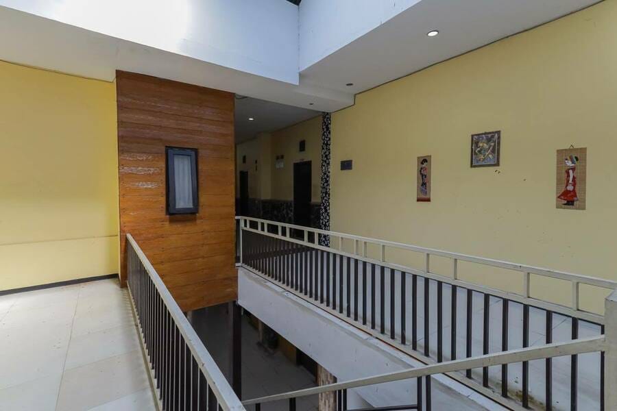 RedDoorz Plus near Museum Angkut Batu 4