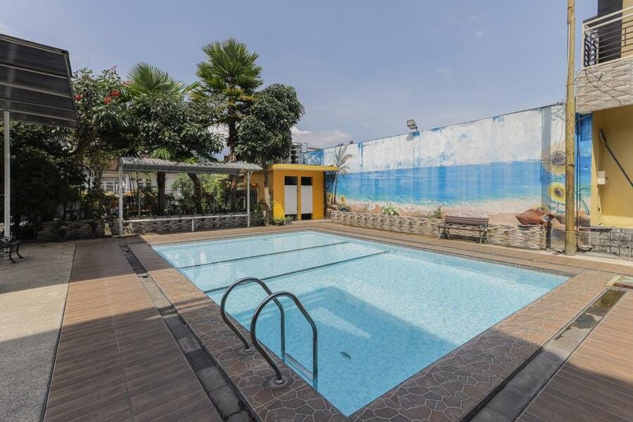 RedDoorz Plus near Museum Angkut Batu 4