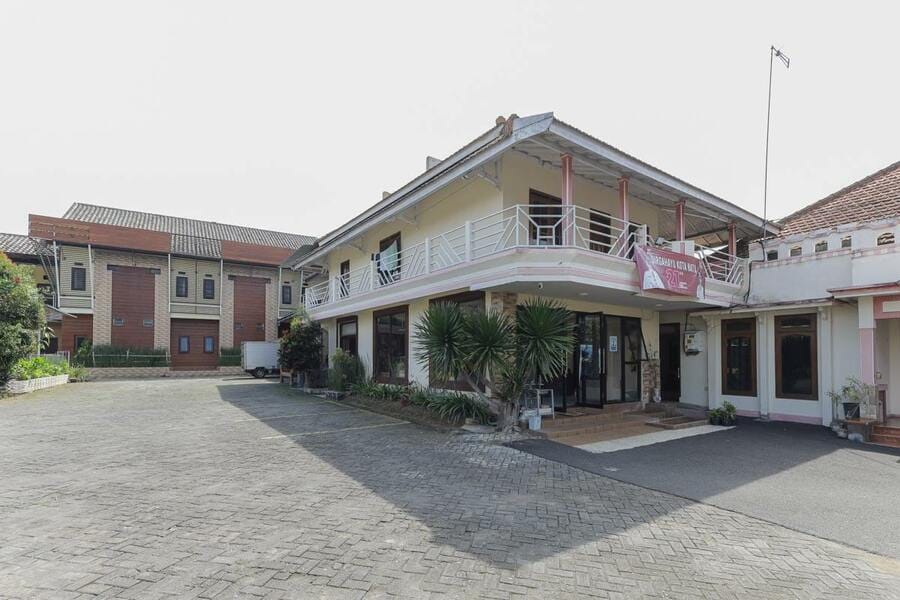 RedDoorz Plus near Museum Angkut Batu 4