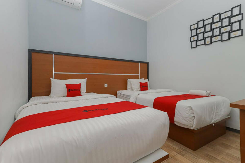 RedDoorz Twin Room