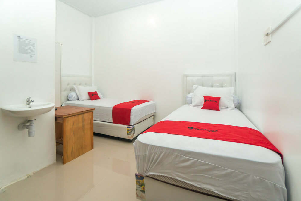 RedDoorz Twin Room