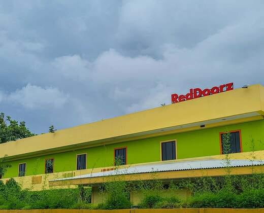 RedDoorz Plus near Dunia Fantasi Ancol