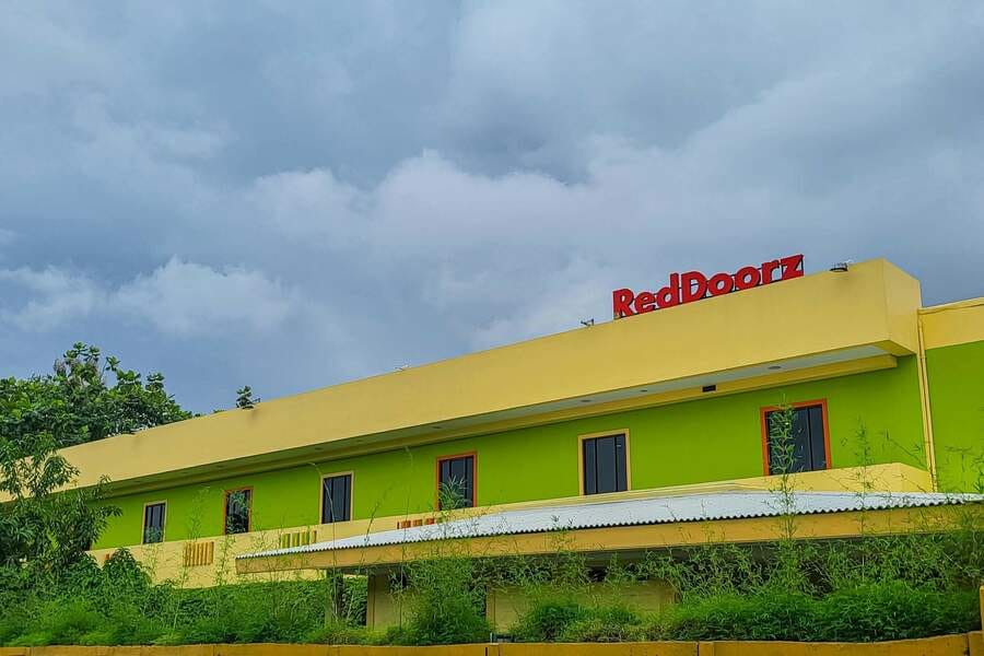 RedDoorz Plus near Dunia Fantasi Ancol