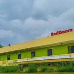 RedDoorz Plus near Dunia Fantasi Ancol