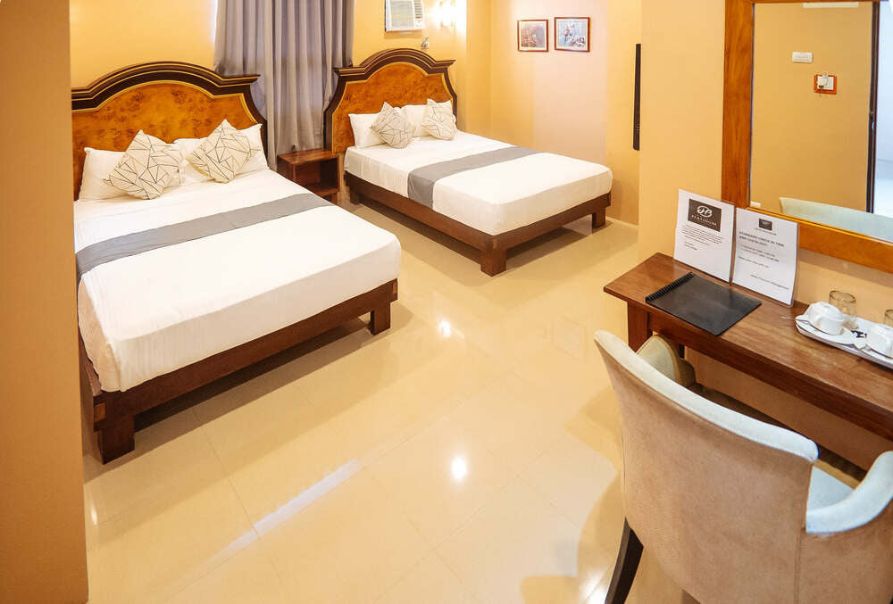 RedDoorz Quadruple Room