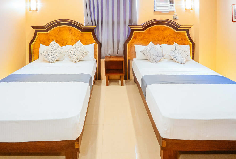 RedDoorz Twin Room