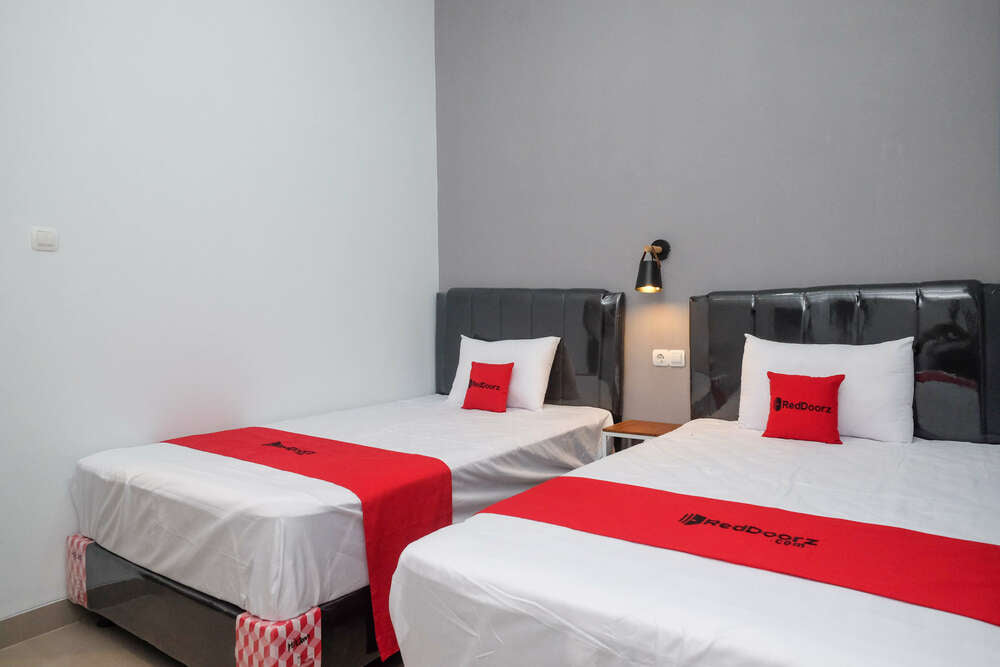 RedDoorz Twin Room