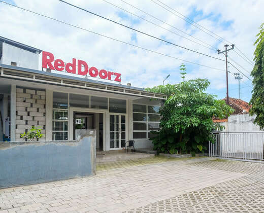 Reddoorz near Stadion Kridosono Blora
