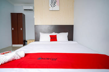 RedDoorz Premium @ Raja Hostel Syariah Lampung