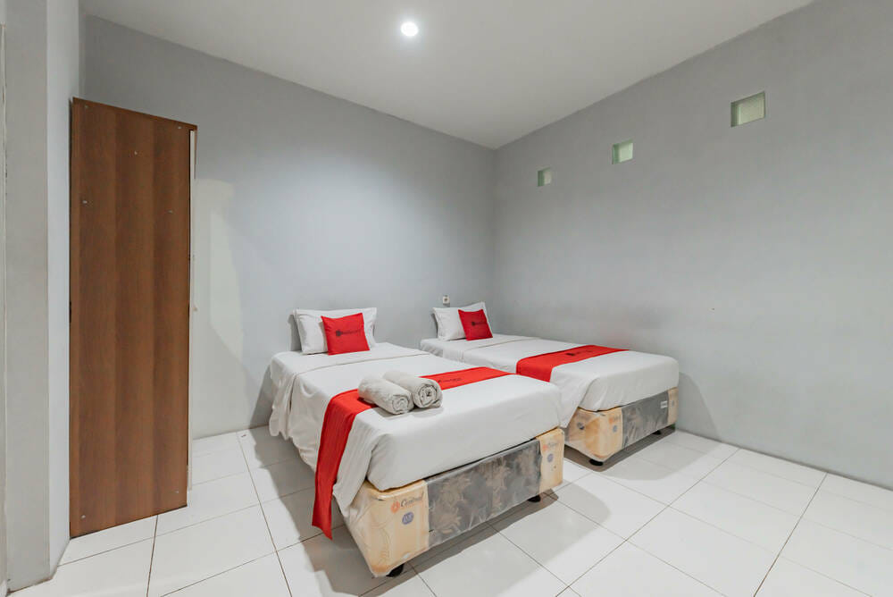 RedDoorz Twin Room