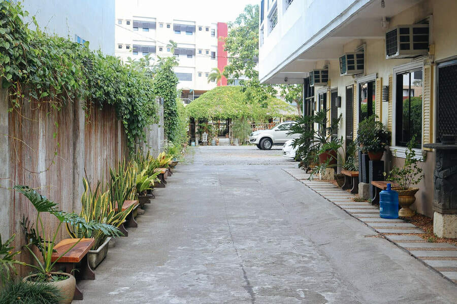 RedDoorz near Colgante Bridge Naga City