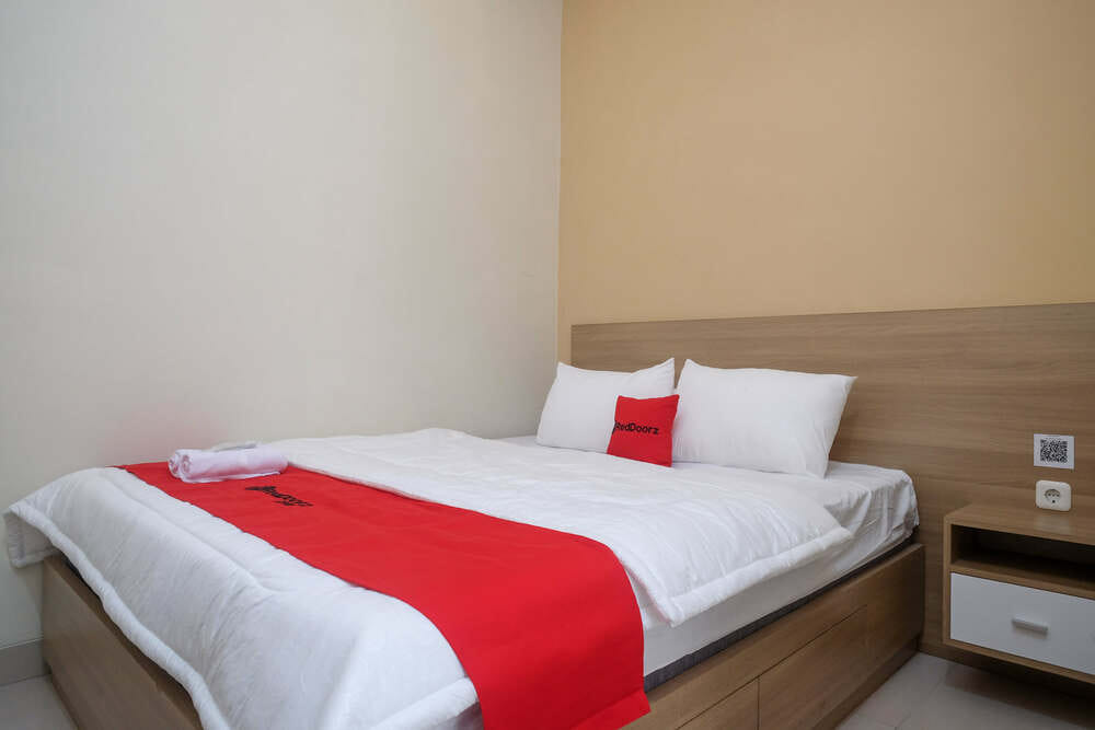 RedDoorz Deluxe Room