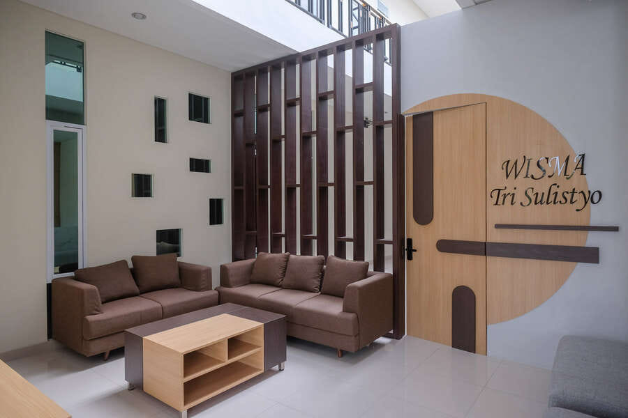 RedDoorz Plus near UMS Solo 2
