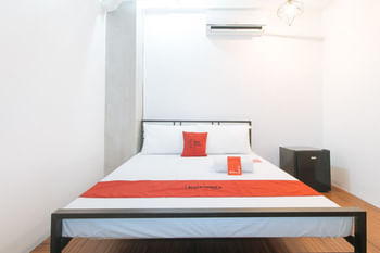 RedDoorz @ Enrico's Place Kamias Quezon City