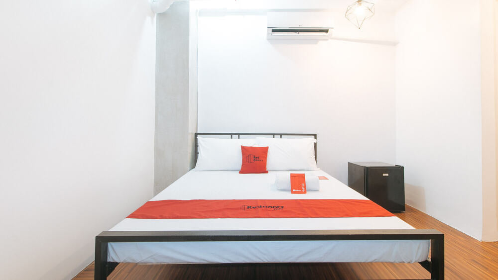 RedDoorz Deluxe Room
