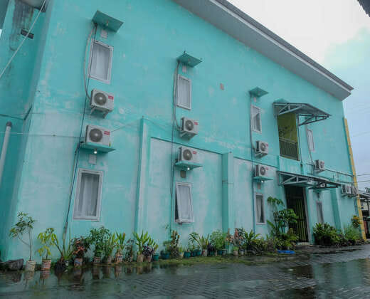 RedDoorz near Politeknik Manado