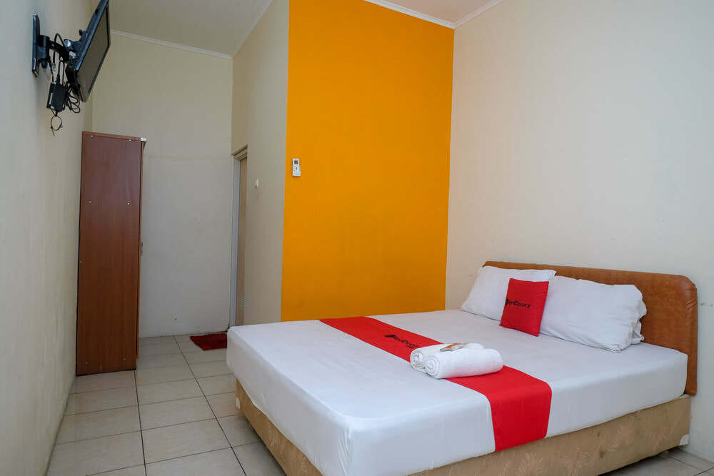 RedDoorz Deluxe Room