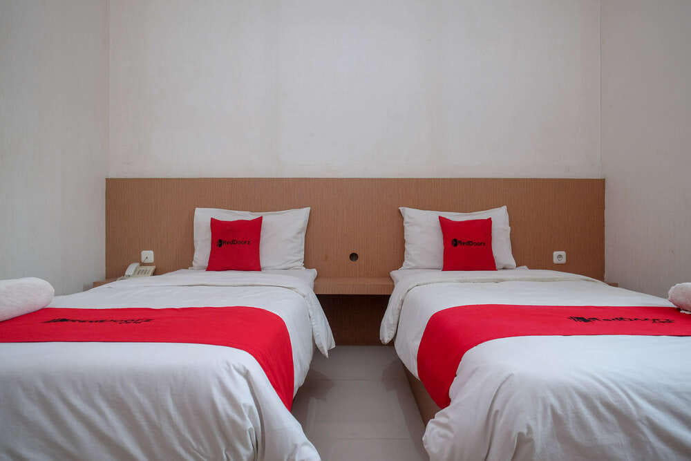 RedDoorz Twin Room
