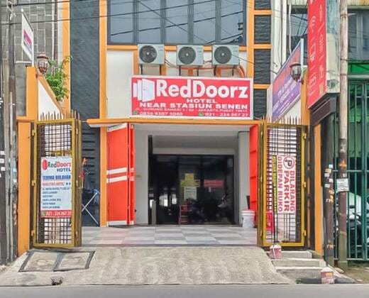 RedDoorz near Stasiun Senen