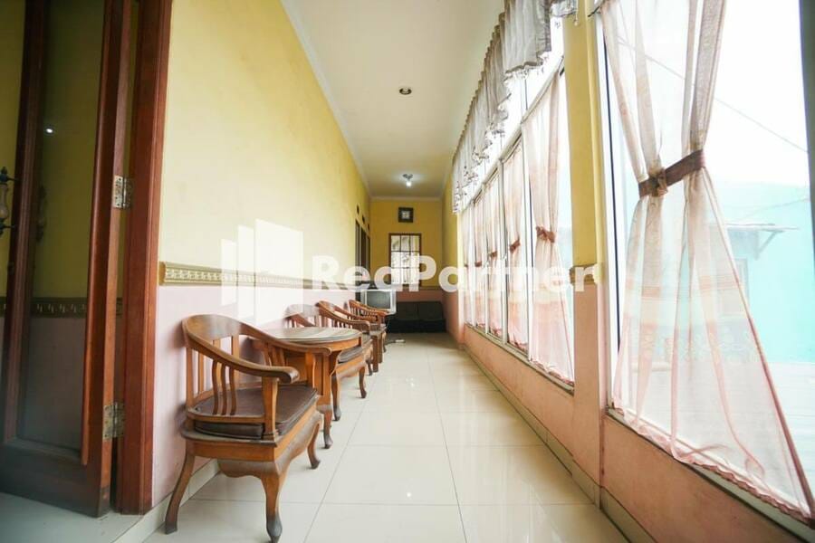 Surabaya Jaya Hotel near Soekarno Hatta Airport Redpartner