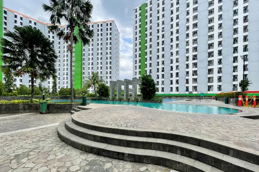 RedLiving Apartemen Green Lake View Ciputat CRI Room Tower E