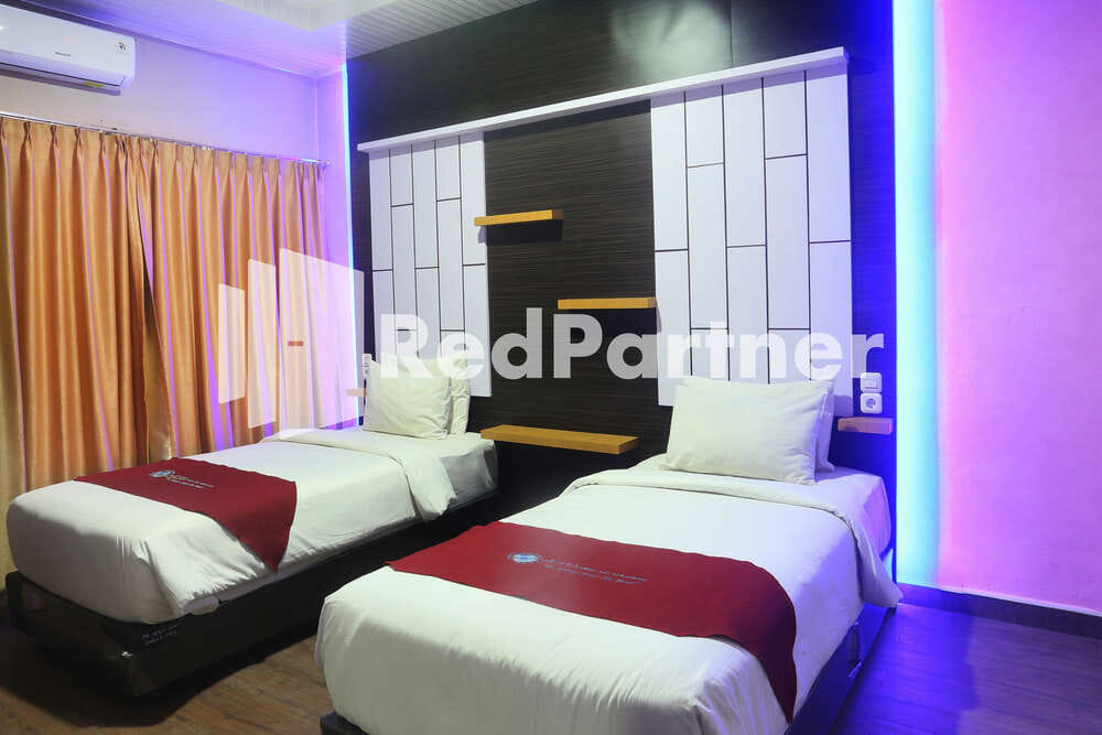 RedDoorz Twin Room