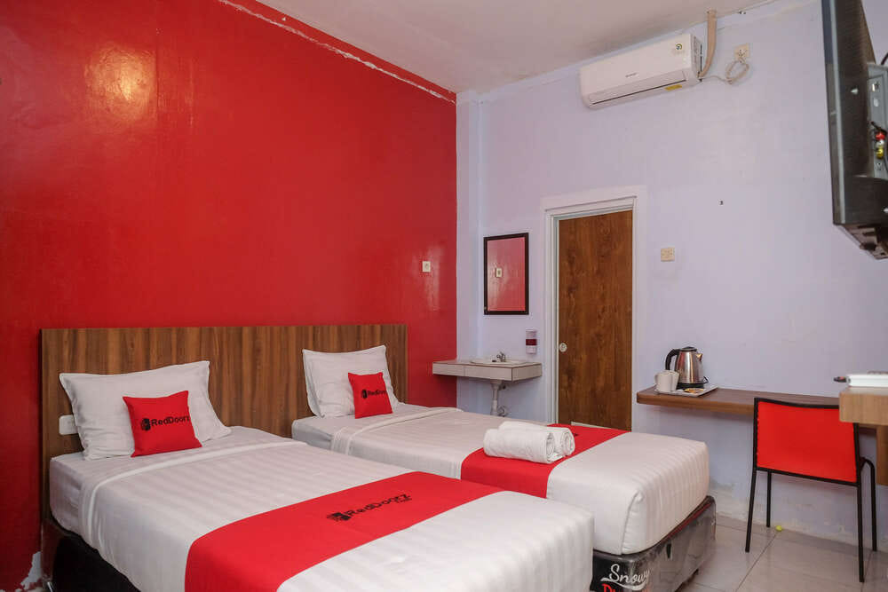 RedDoorz Deluxe Twin Room