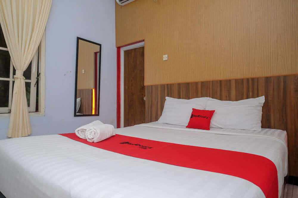 RedDoorz Deluxe Double Room