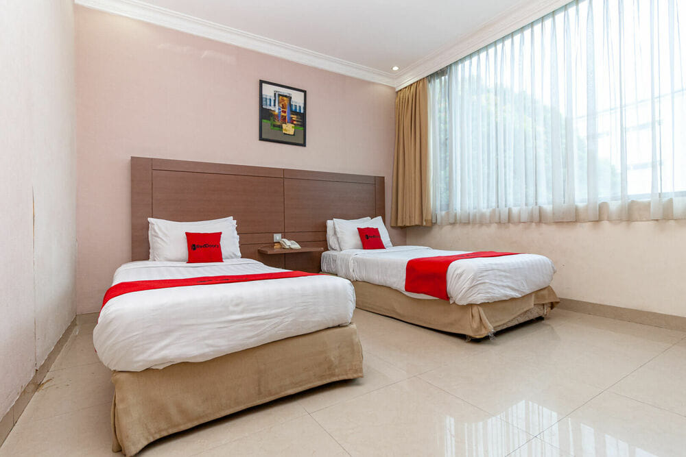 RedDoorz Twin Room