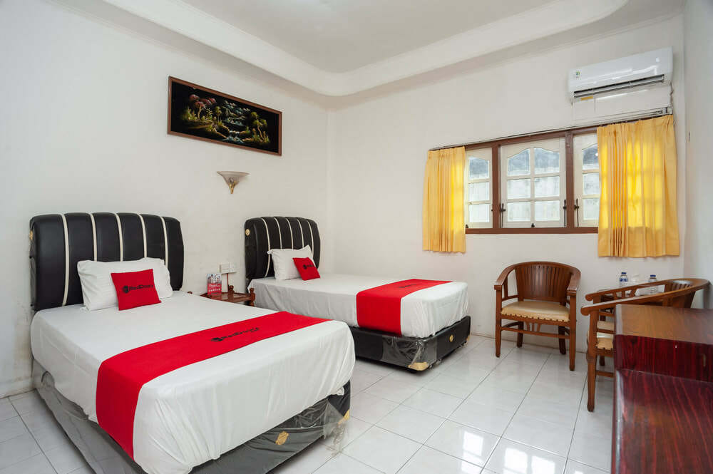 RedDoorz Twin Room