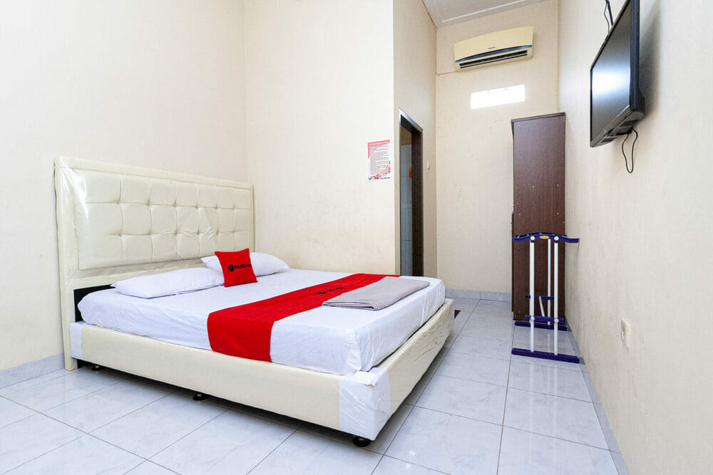 RedDoorz Twin Room