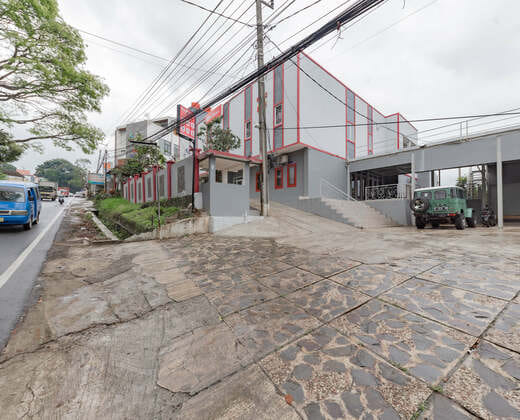 RedDoorz Syariah Plus near Tugu Bubur Ayam Cianjur