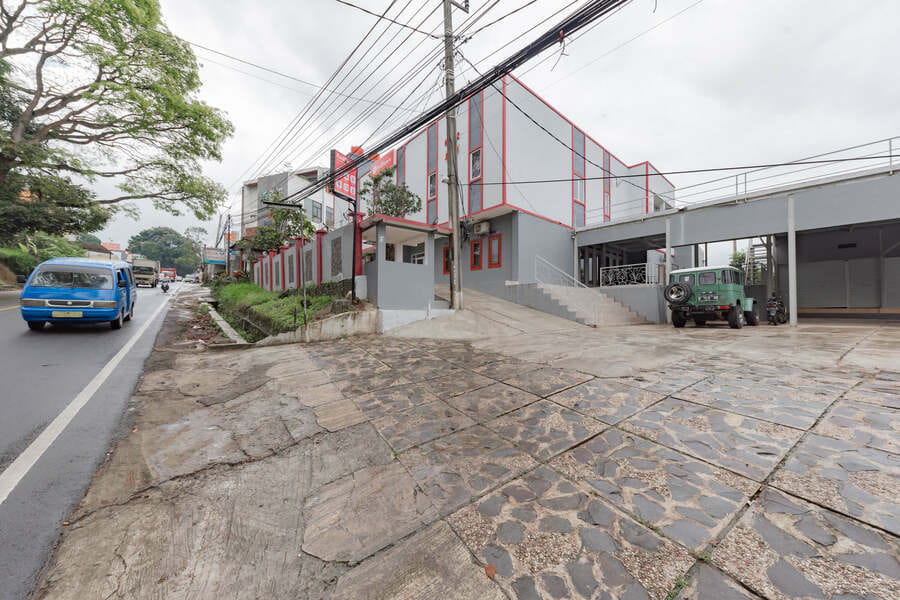 RedDoorz Syariah Plus near Tugu Bubur Ayam Cianjur