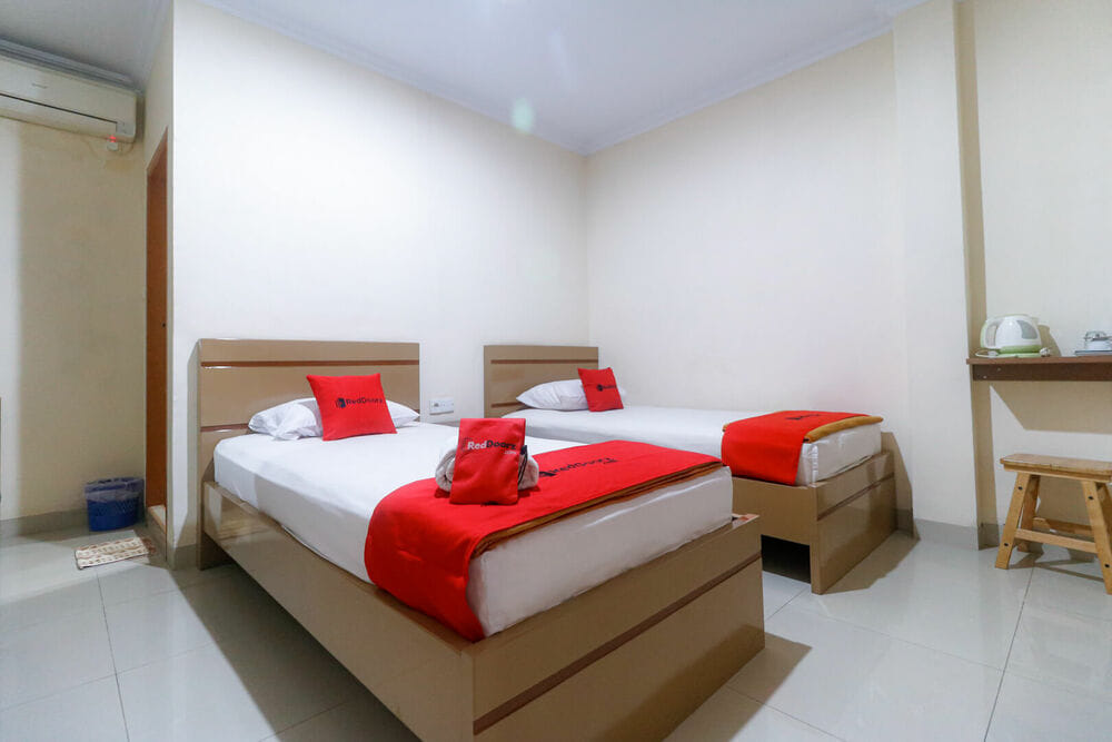 RedDoorz Twin Room