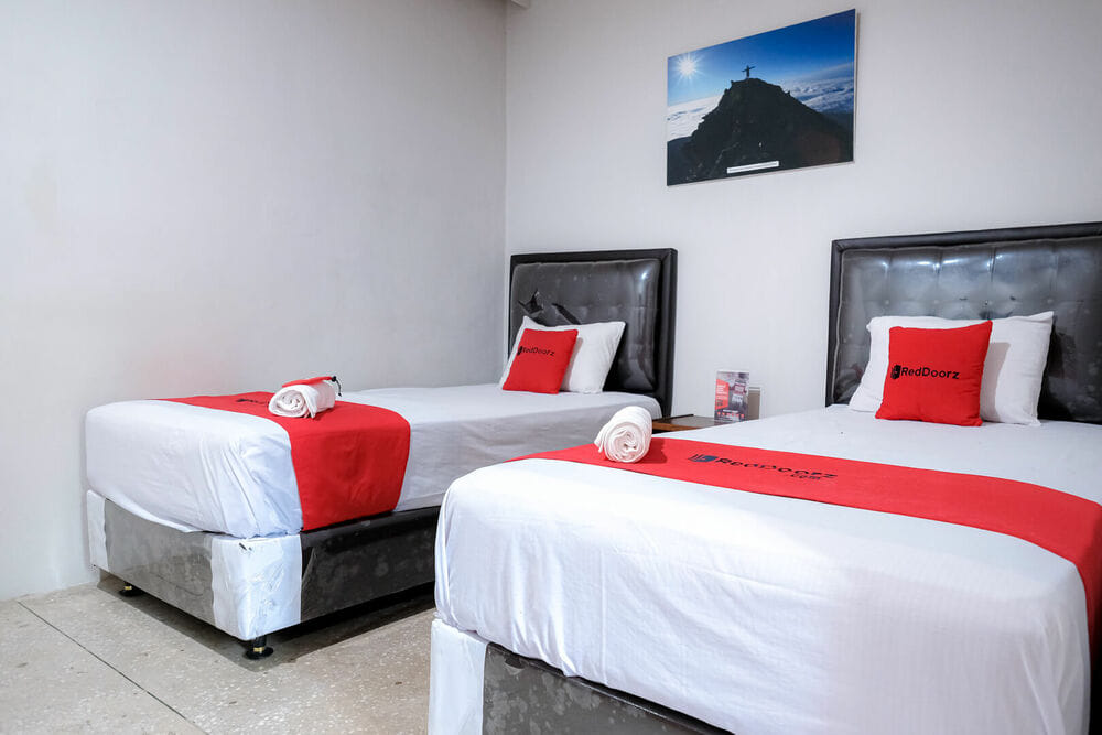 RedDoorz Twin Room