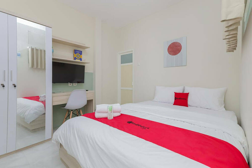 RedDoorz Deluxe Room