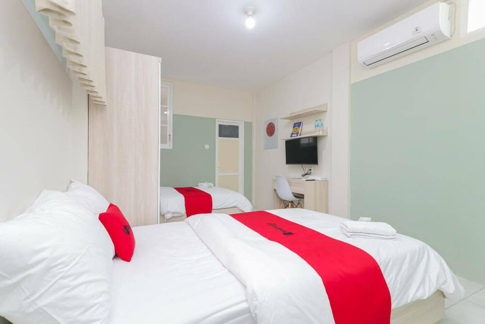 RedDoorz Deluxe Twin Room